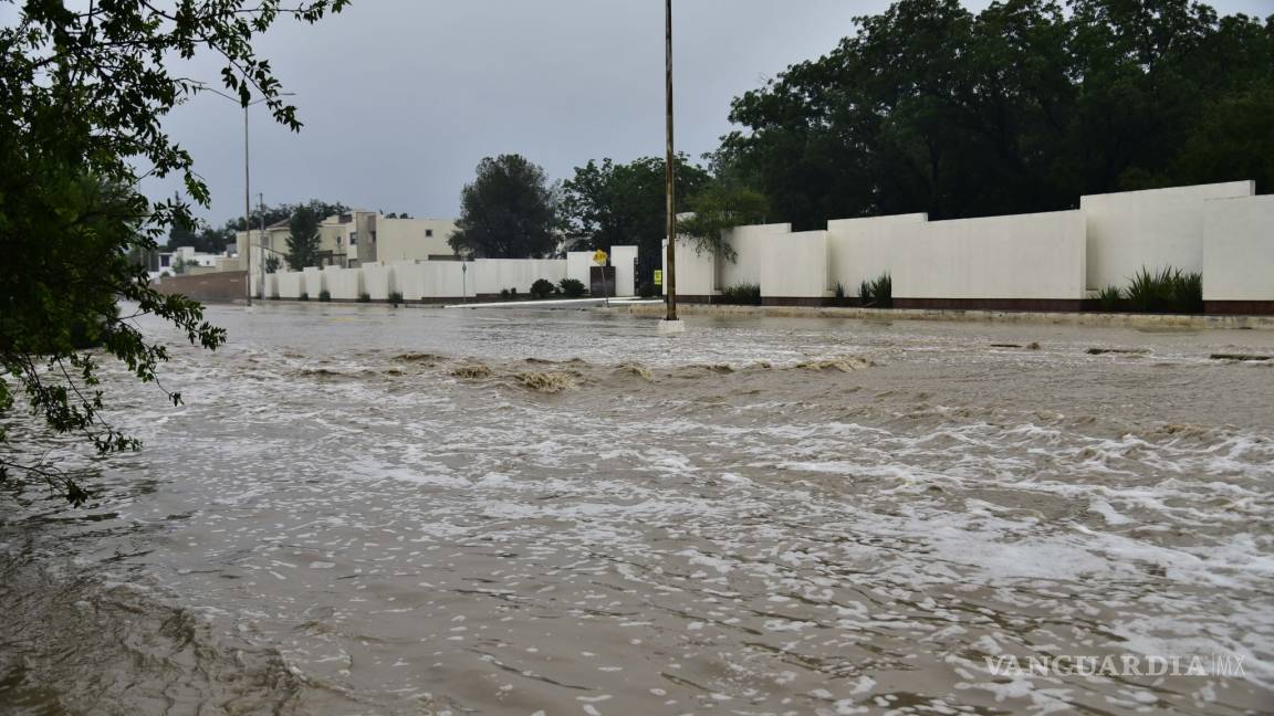 Despierta fuerte aguacero a saltillenses; provoca complicaciones