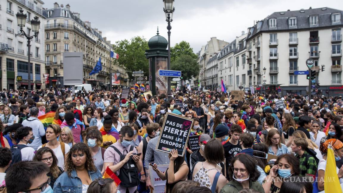 Marcha comunidad LGBTQ en París por justicia racial