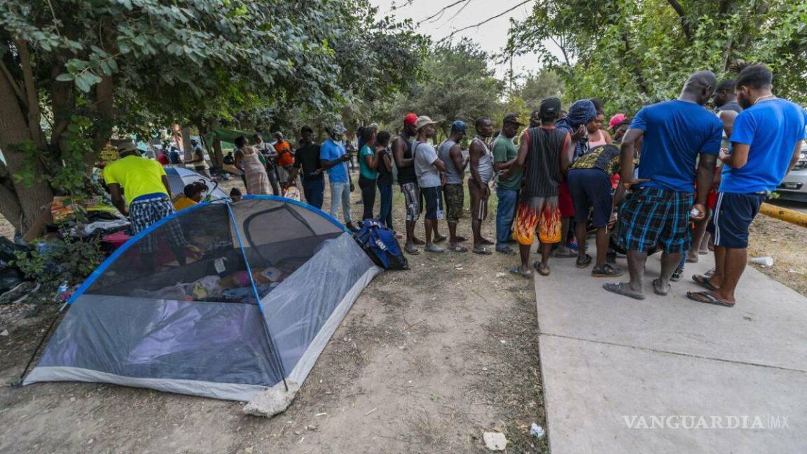 INM ofrece autobuses a migrantes vulnerables que atraviesan México; líderes de la caravana los rechazan