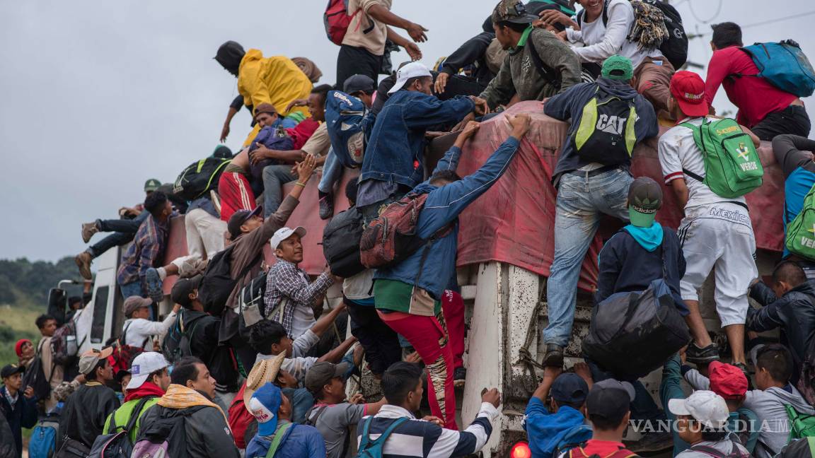 $!“No somos asesinos”: migrantes en caravana responden a Trump