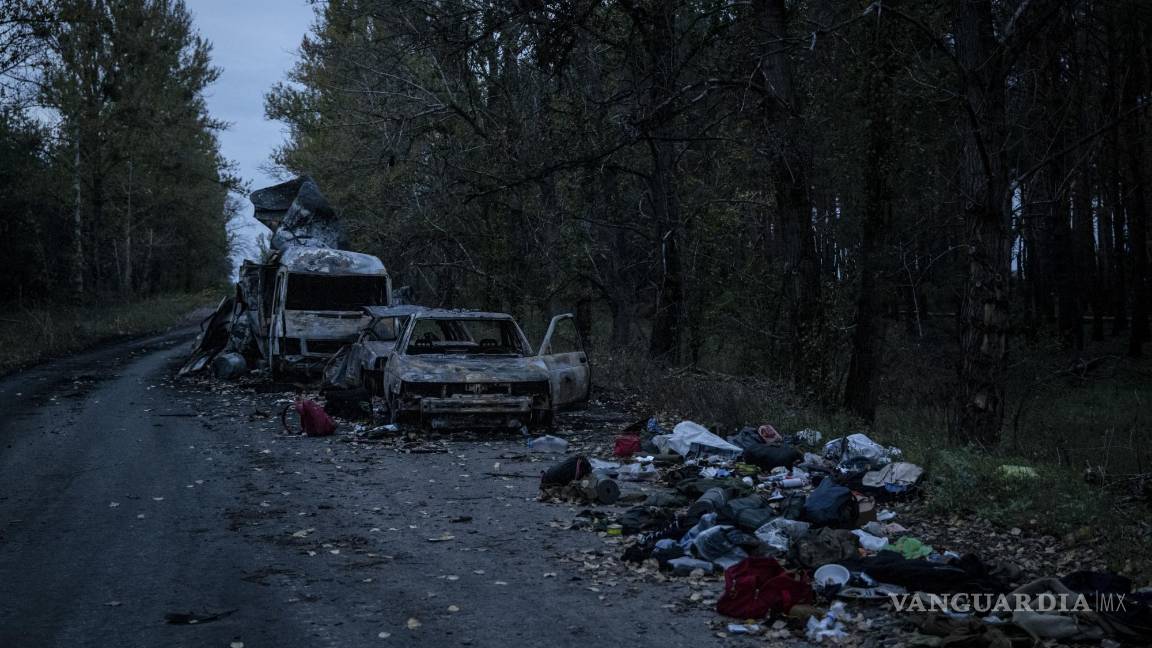 $!Ropa y pertenencias de soldados rusos entre vehículos quemados en las afueras de Lyman, en el este de Ucrania, el 2 de octubre de 2022.
