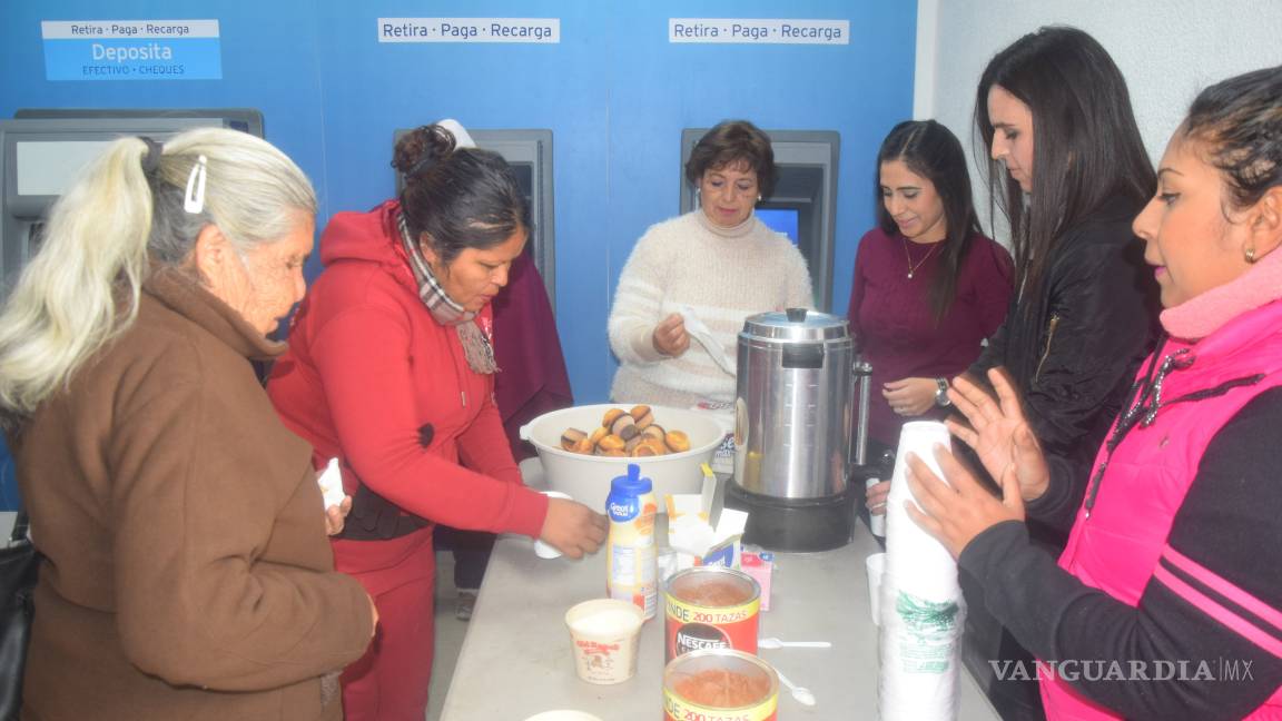 $!DIF reparte alimentos calientes y cobijas en Monclova