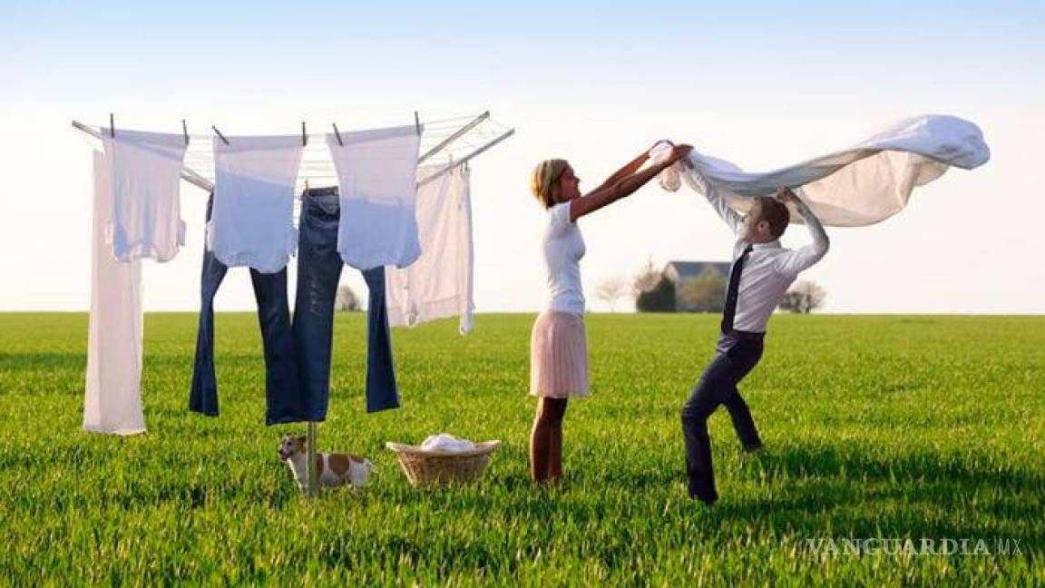 $!¿Recuerdan la foto de Macron festejando un gol de Francia? El internet se encargó de 'tunearla'