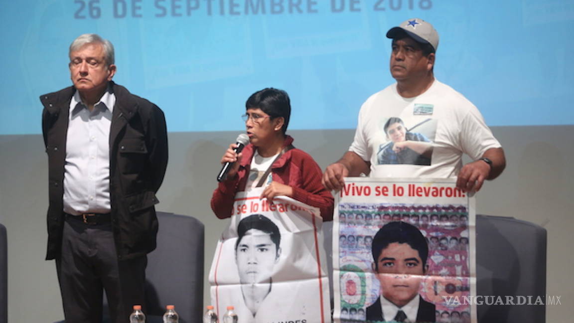 AMLO se reúne con padres de los 43 de Ayotzinapa, promete que él sí buscará la verdad