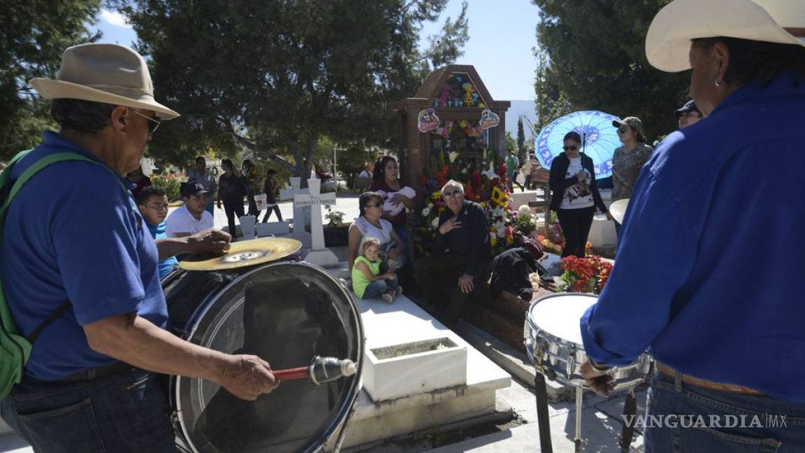 Abarrotan ciudadanos Panteones de Saltillo para celebrar el Día de Muertos