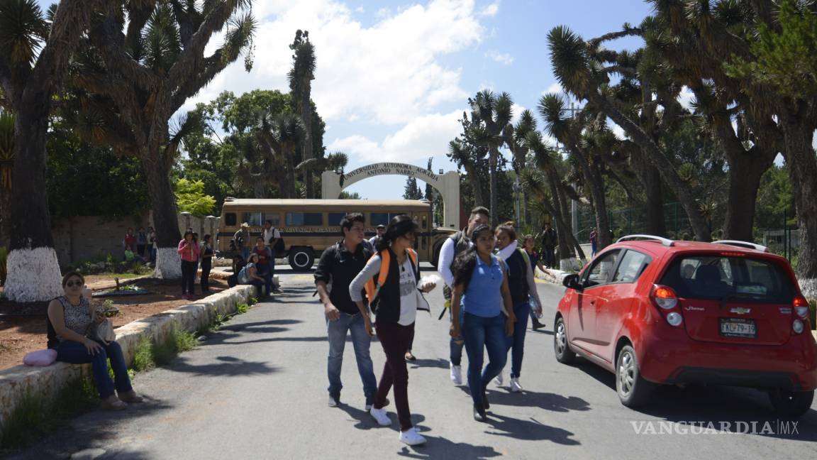 Llegan estudiantes de Torreón a reforzar plantón de alumnos de la Narro