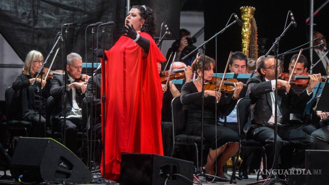 $!La soprano mexicana María Katzarava y la Orquesta Filarmónica de la Ciudad de México en la inauguración de la 50 edición del Festival Internacional Cervantino.