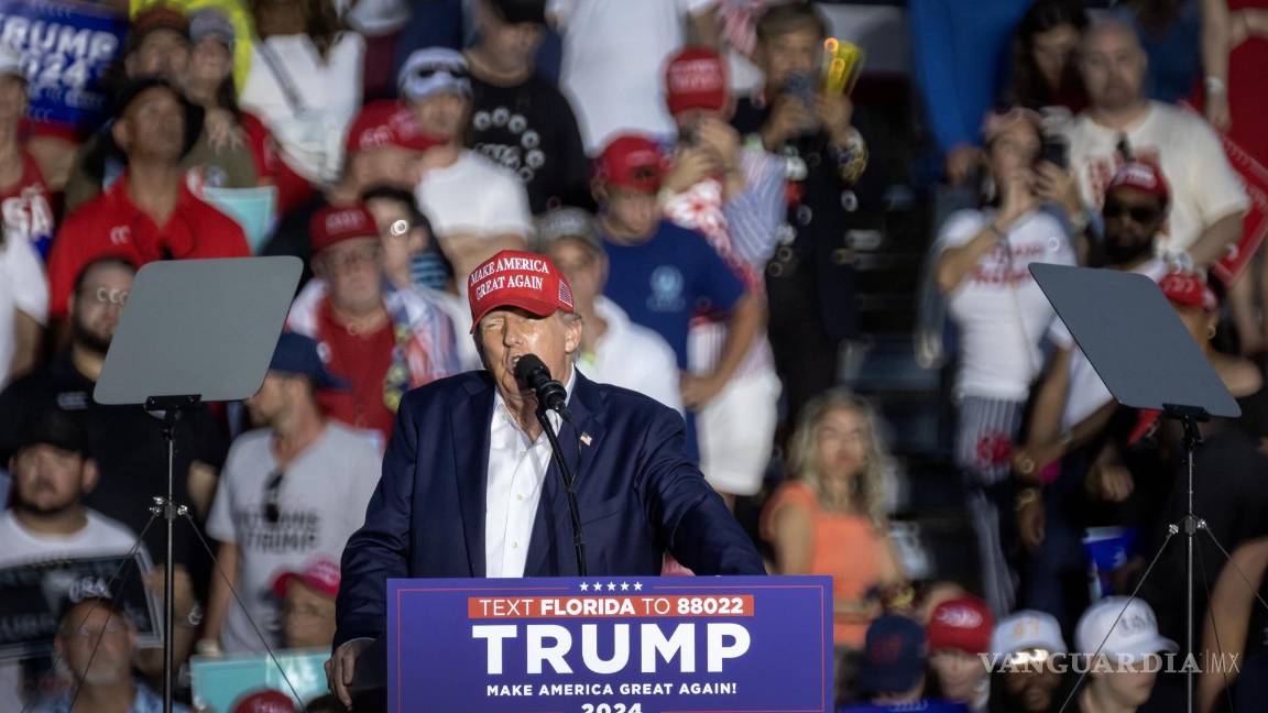 $!El expresidente Donald Trump pronuncia un discurso durante un evento de campaña en el resort Trump National Doral Miami en Doral, Florida.