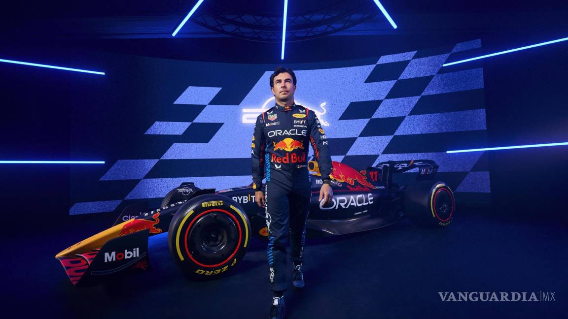 Checo Pérez presume nuevo monoplaza de Red Bull rumbo a la Fórmula 1 2024