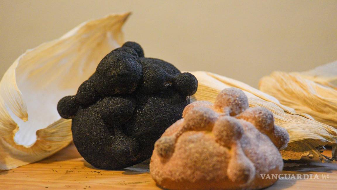 $!Karina Enríquez y Erick Cerezo en su búsqueda por rescatar las tradiciones mexicanas e impulsar la economía local desde hace 5 años elaboran pan de muerto, uno es negro, y tiene cenizas de Totomoxtle, y también tienen rellenos, los cuales están inspirados en lo que se pone en el altar, como dulce de camote y piña, guayaba, crema de café y curado de mandarina y cempasúchil.
