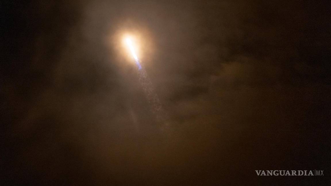 $!egún SpaceX, la tripulación de cuatro civiles, liderada por el empresario multimillonario Jared Isaacman, despega del Centro Espacial Kennedy NASA.