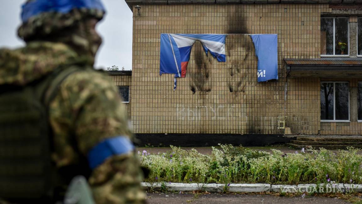 $!Un estandarte quemado con la bandera rusa en la región de Kharkiv, noreste de Ucrania, el 18 de septiembre de 2022.