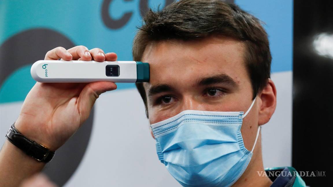 $!Gregoire Bussiere utiliza Barracuda Daily Healthtech Cool, un termómetro sin batería. EFE/EPA/Caroline Brehman