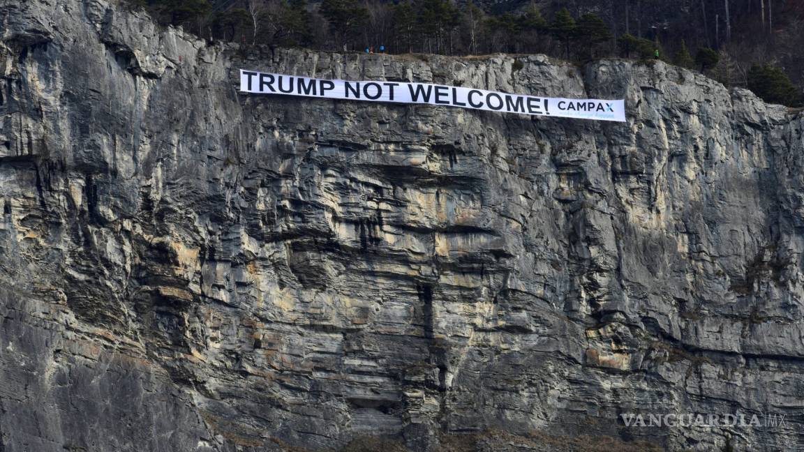 Despliegan pancarta gigante contra la llegada de Trump a Davos
