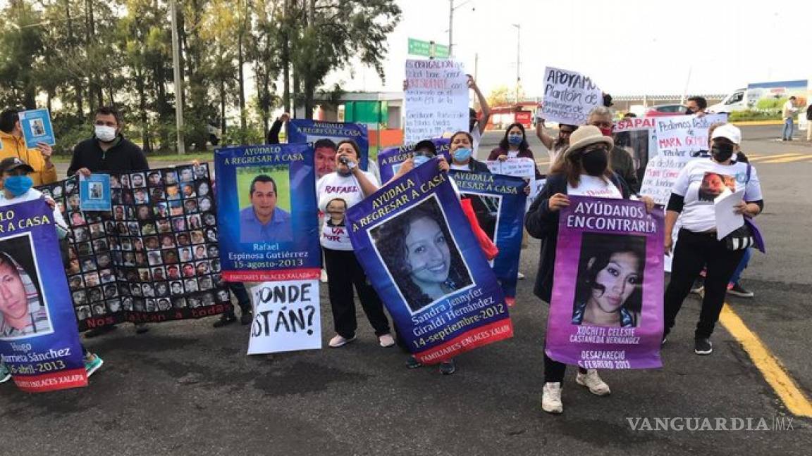 $!Reciben con protestas a AMLO en Xalapa, familiares de desaparecidos y médicos