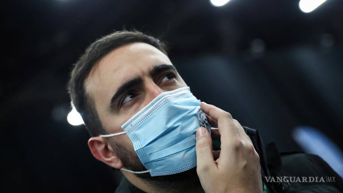 $!Una persona prueba un cubrebocas equipado con el kit de ventilación Aeronest durante. EFE/EPA/Caroline Brehman