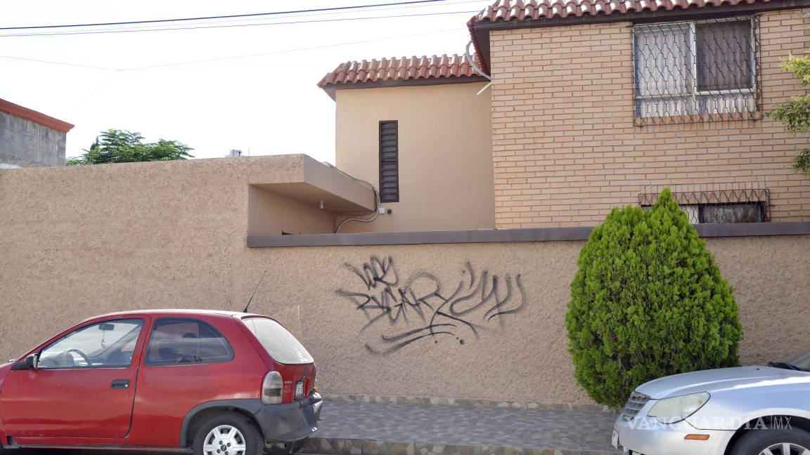 En una sola noche graffitean más de 30 propiedades en colonia residencial de Saltillo