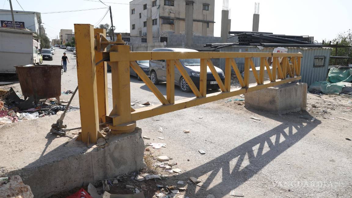 $!Puertas de hierro cerradas instaladas por las fuerzas israelíes en la entrada principal de la aldea de Hares, cerca de la ciudad de Salfit, Cisjordania.