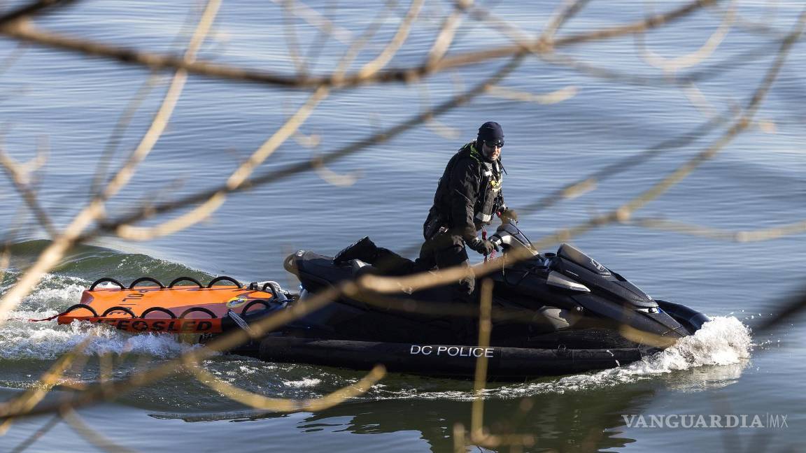 $!La policía de DC navega a lo largo de las orillas del río Potomac buscando escombros y restos de un avión comercial que chocó con un helicóptero militar.
