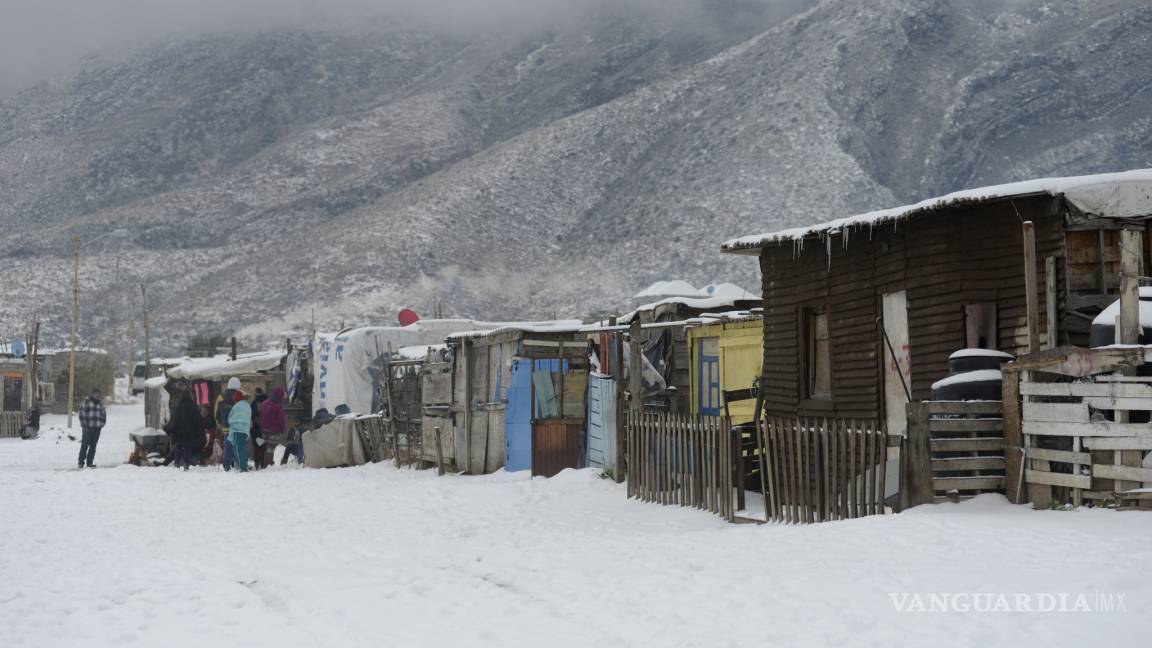 Aumenta con nevada calor humano en sector de tejabanes en Saltillo