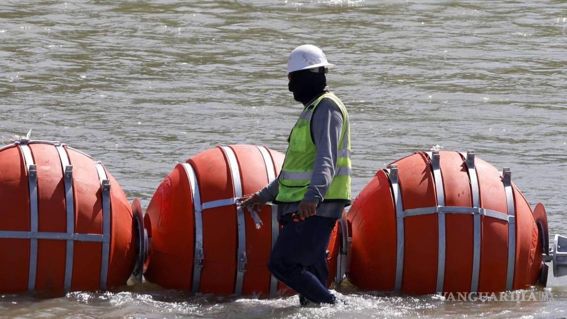 Refuerzan boyas flotantes en frontera Piedras Negras-Eagle Pass como control migratorio