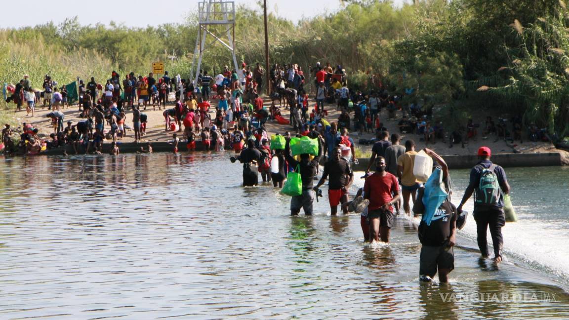 A orilla del río esperan miles asilo en Estados Unidos