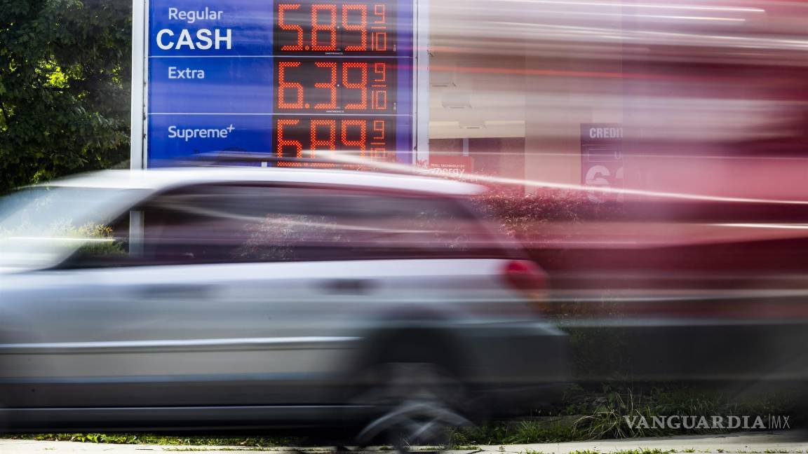$!Un coche pasa por una gasolinera Exxon mostrando sus precios en Washington DC.