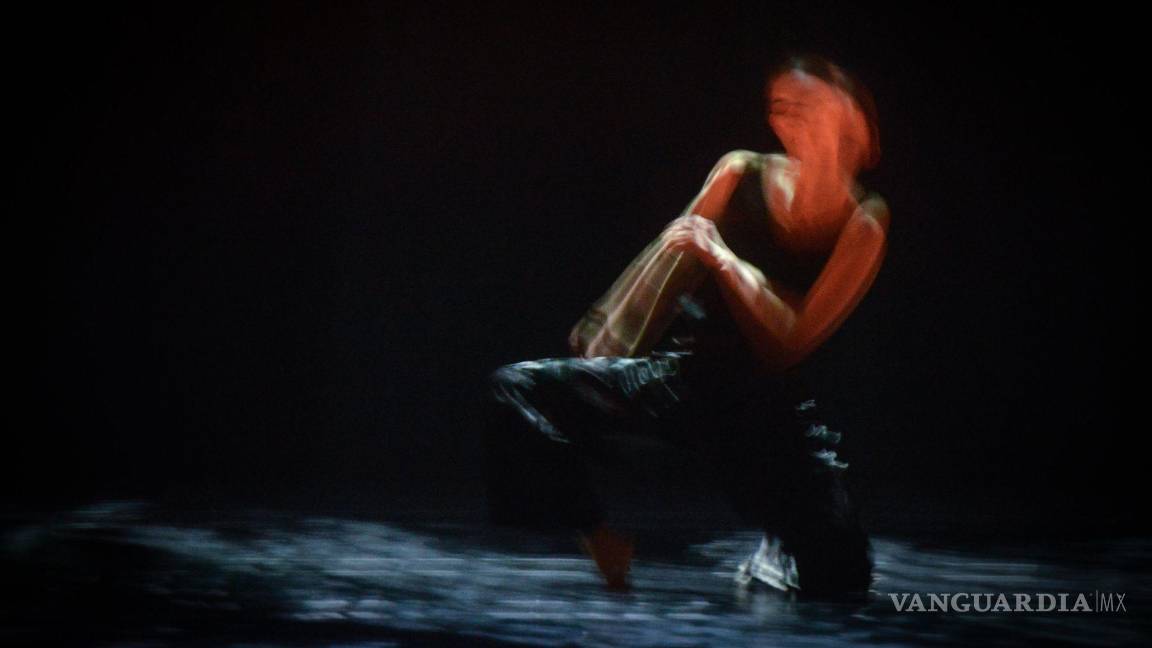 $!Laboratory Dance Project presentaron Ceniza en el Teatro Principal como parte de las actividades de teatro del 50 Festival Internacional Cervantino.