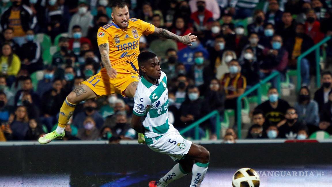 $!Nicolás López (i) de Tigres disputa el balón con Félix Torres (d) Santos, durante un juego de ida de los cuartos de final del Torneo Apertura 2021 de la Liga MX