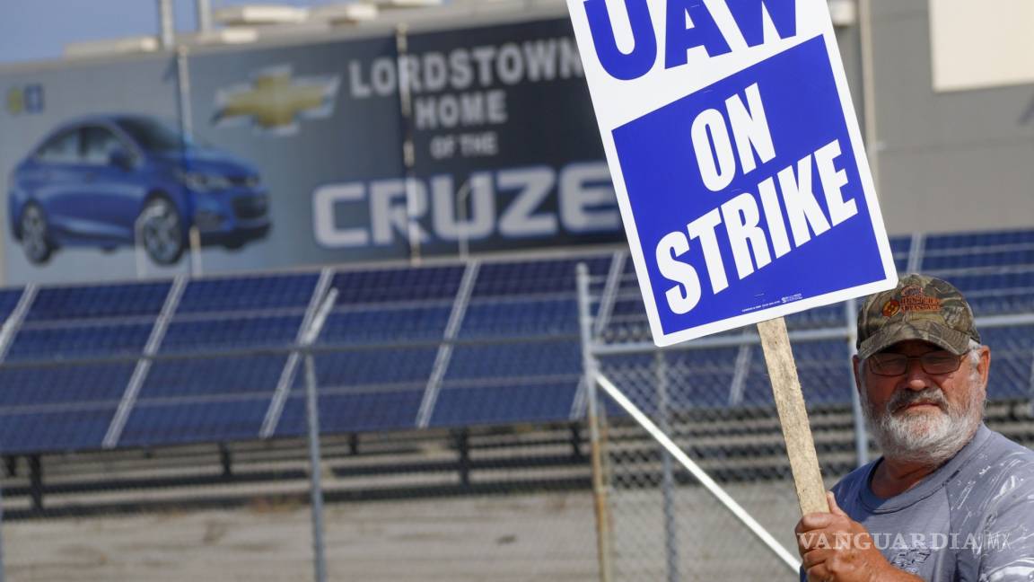 Podría terminar huelga en General Motors, trabajadores en planta de Michigan aprueban contrato