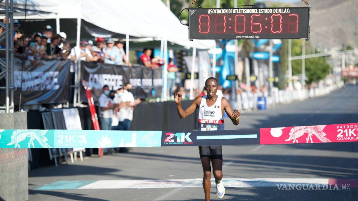 $!El keniano Robert Gaitho Gititu se coronó como el flamante campeón y nuevo monarca de la 21 K Coahuila