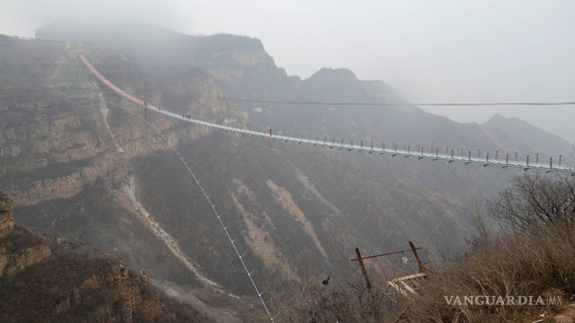 $!Puente de Cristal, el más largo del mundo, flota sobre Banshan en China