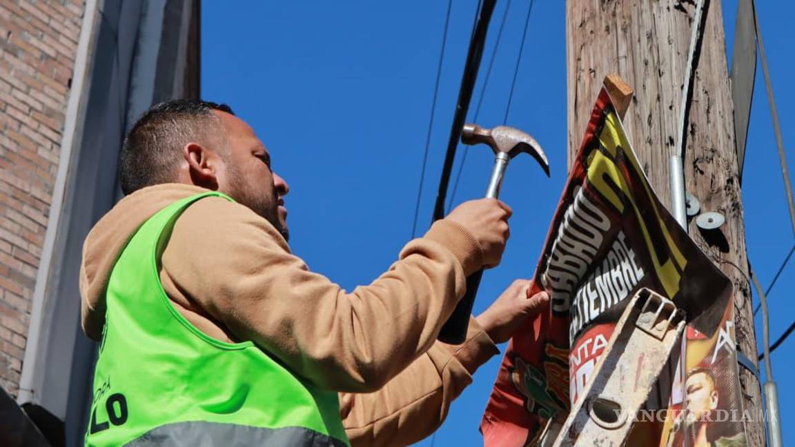 $!Se retiraron anuncios colocados sin autorización en postes y señalamientos para mejorar la seguridad peatonal y vial.