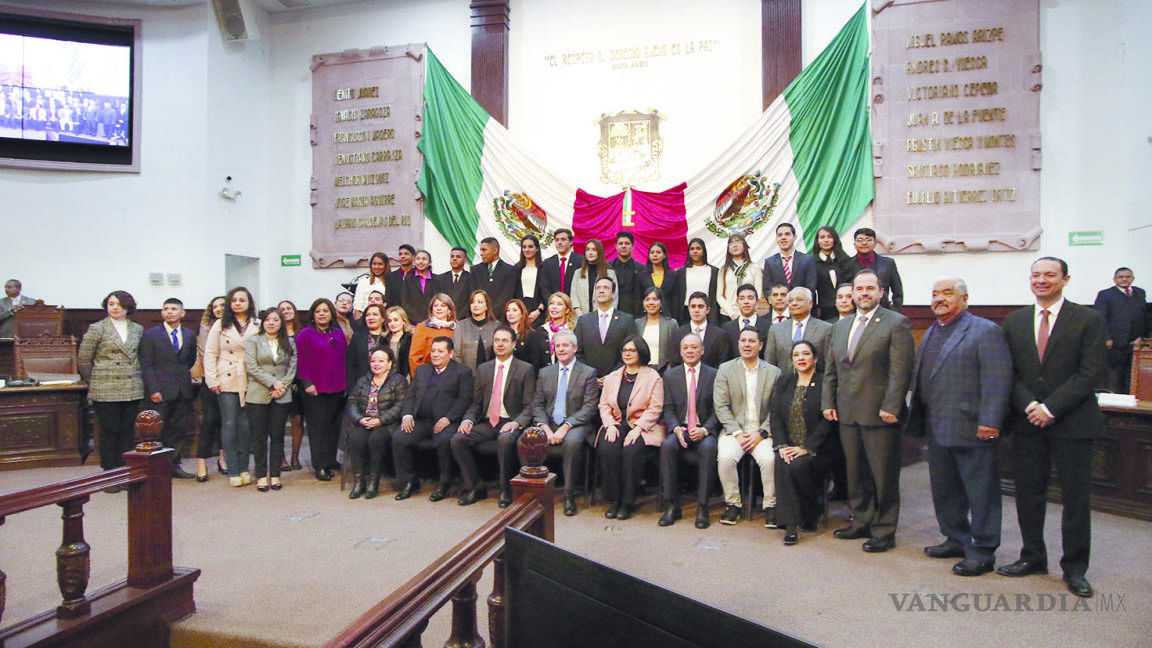 Toman jóvenes la tribuna del Congreso del Estado de Coahuila