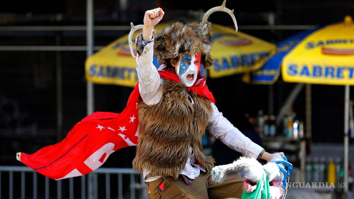 $!Un manifestante que apoya a Donald Trump anda en bicicleta frente al Tribunal Penal de Nueva York antes de una posible acusación contra de Donald Trump.