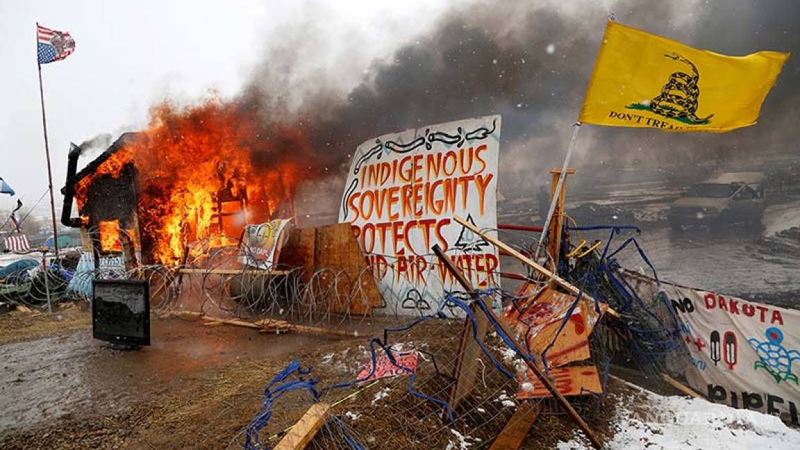 $!Se torna violento desalojo de campamento contra Dakota Acces