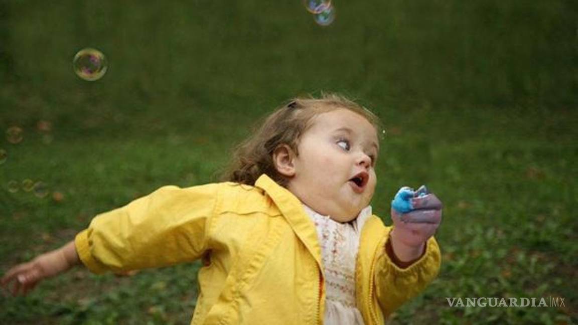 $!Niña enloquece las redes al comer algodón de azúcar