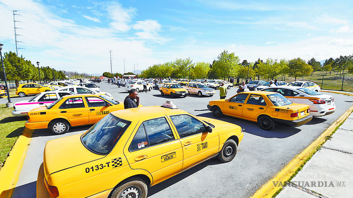 Se manifiestan taxistas de Saltillo contra Uber; exigen que desaparezcan apps de transporte