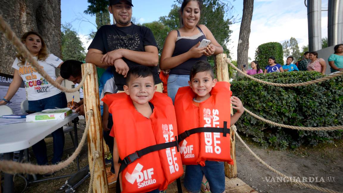 $!'Inundan' saltillenses lago de la Alameda, para pasear en lancha