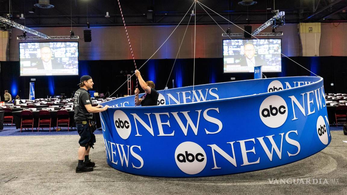 $!Los trabajadores se preparan para levantar una valla publicitaria que anuncia el próximo debate presidencial entre DonaldTrump y Kamala Harris en Filadelfia.