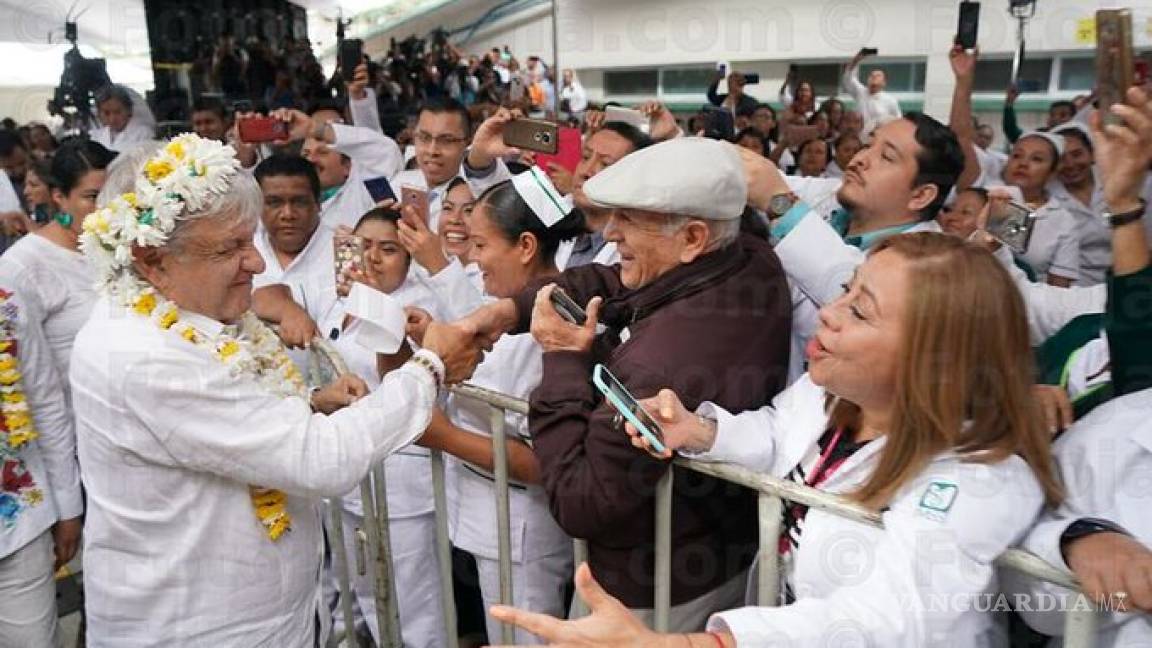 Médicos protestan y tiran vallas durante mitin de AMLO en Zongolica, Veracruz