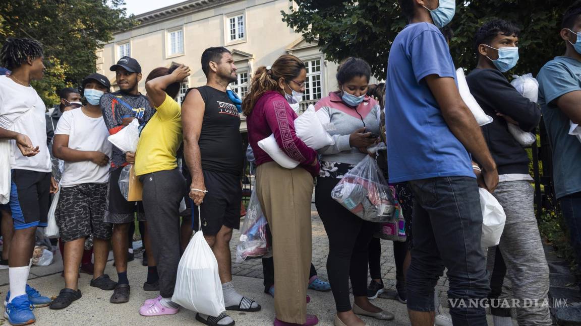 Greg Abbott envía autobuses con decenas de migrantes a la residencia de Kamala Harris