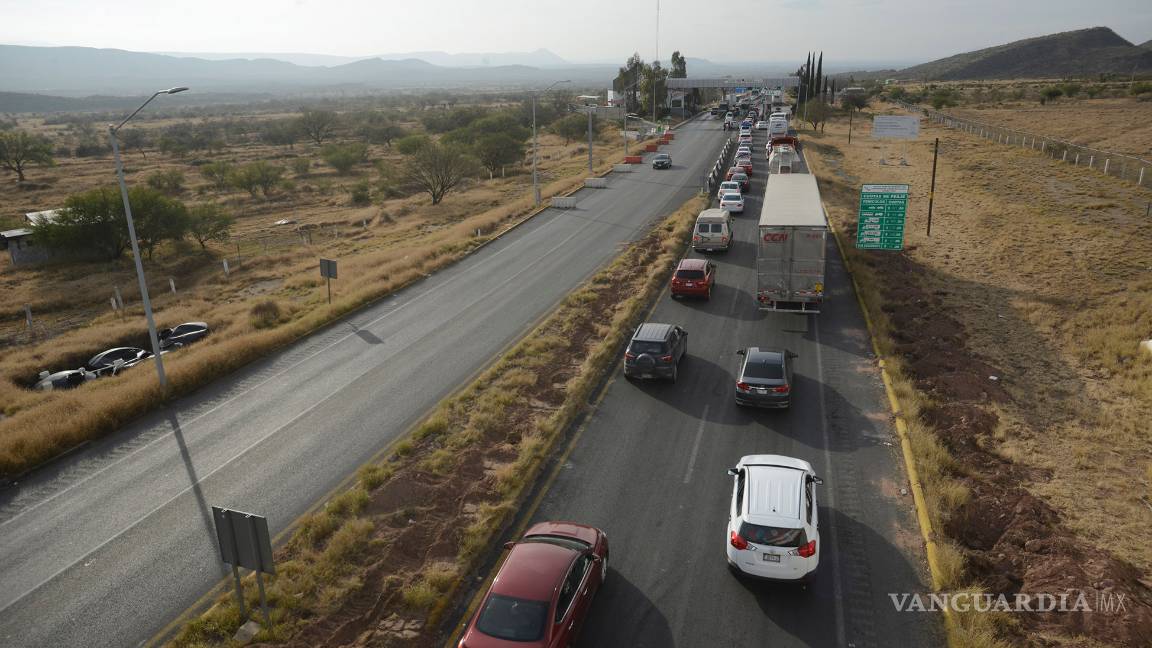$!Acusan viajeros falta de personal en casetas de cobro