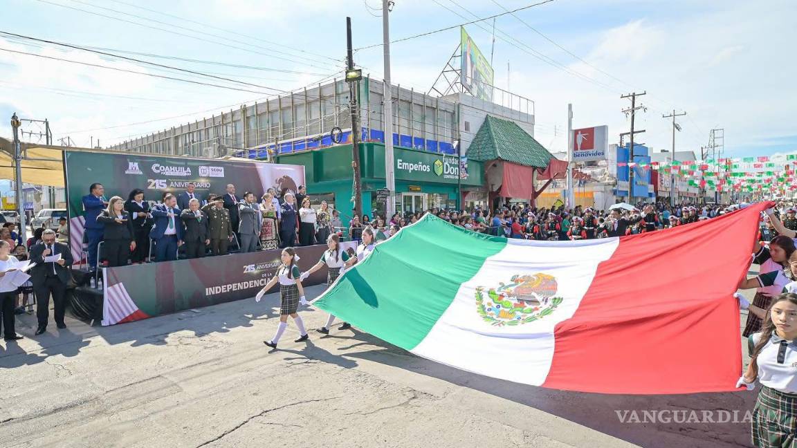$!Contingentes escolares y de seguridad desfilaron en las calles del primer cuadro de la ciudad.