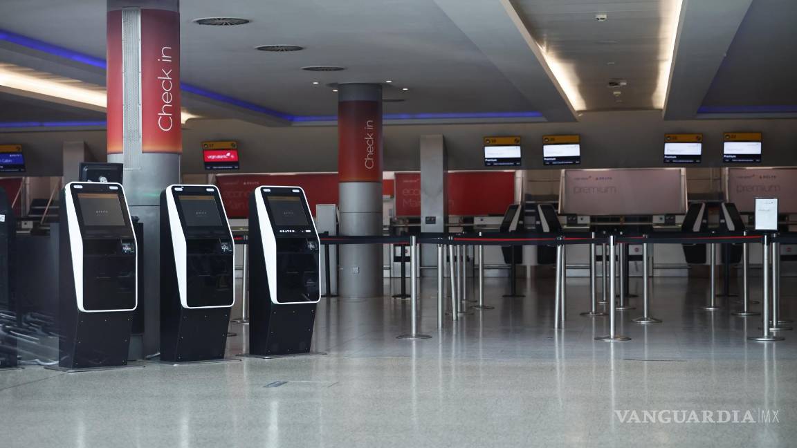 $!Una sala de facturación vacía en el Aeropuerto de Heathrow en Londres, Gran Bretaña. El Aeropuerto anunció que estaría cerrado todo el día.
