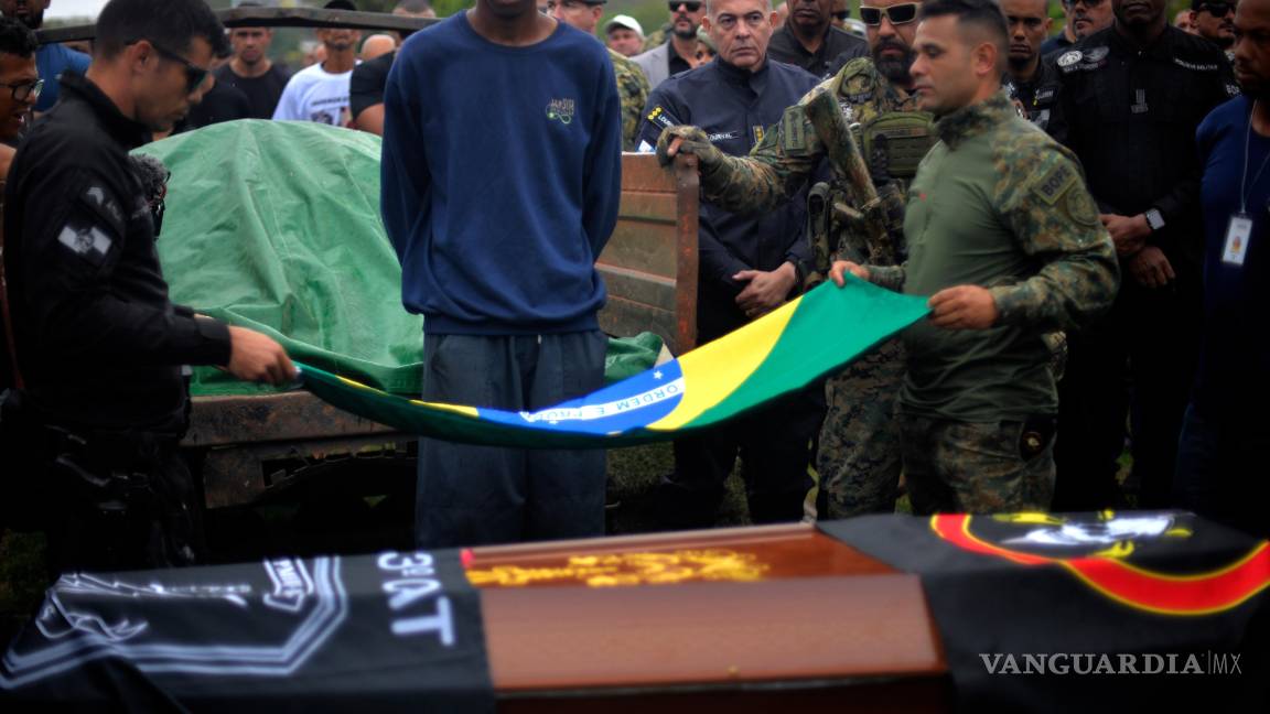 $!Familiares y compañeros asisten al funeral de un policía muerto durante una redada policial contra una banda de narcotraficantes, en Río de Janeiro.