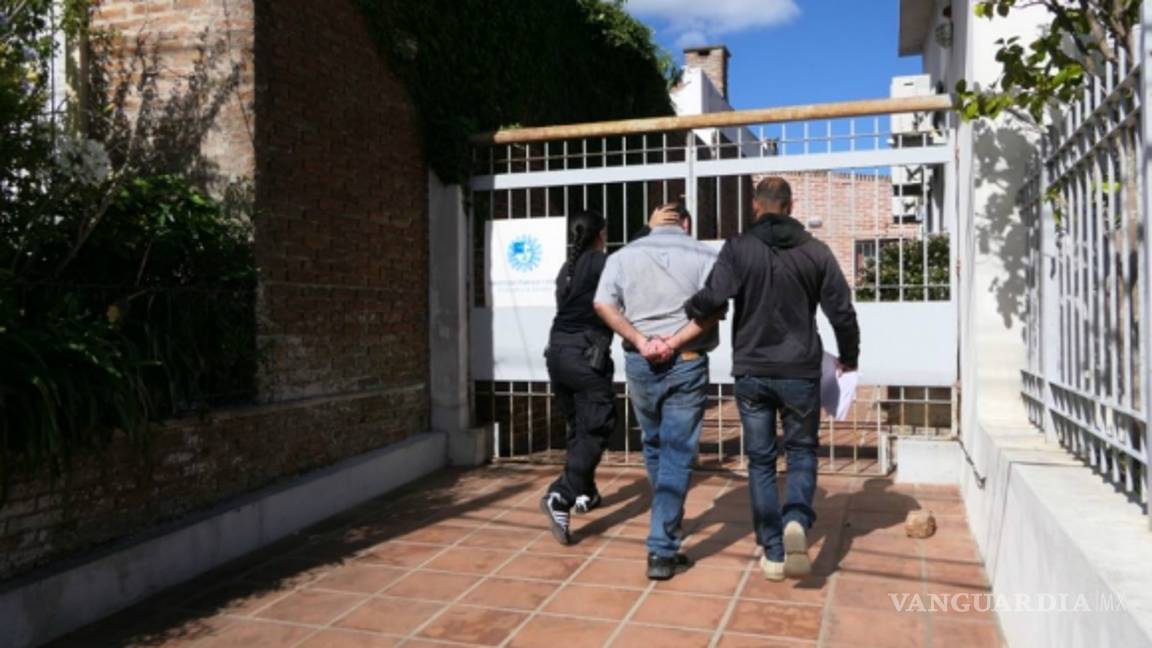 $!Joyería uruguaya asaltada por mexicanos regala un auto y relojes a policías que recuperaron botín