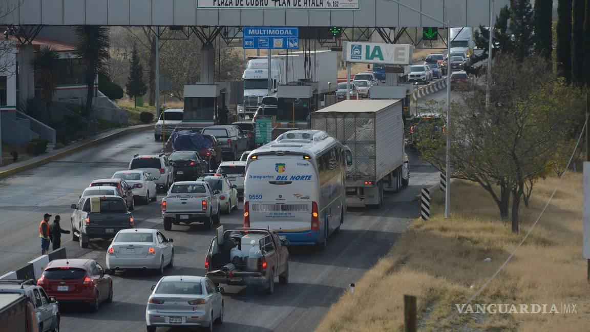 $!Acusan viajeros falta de personal en casetas de cobro