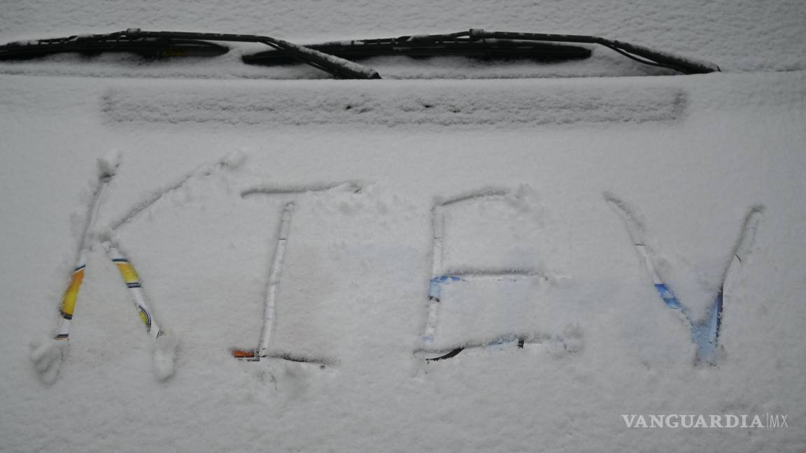 $!Vista de un parabrisas de un coche con la palabra Kiev escrita sobre la nieve. EFE/Ignacio Ortega