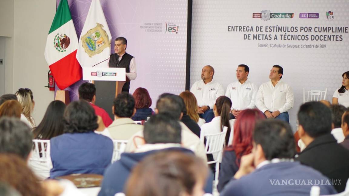 Miguel Riquelme entrega estímulos a técnicos docentes del IEEA en Torreón